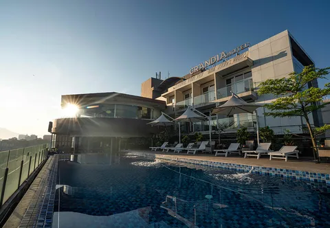 Grandia Hotel Bandung di Cihampelas dengan rooftop pool dan view kota